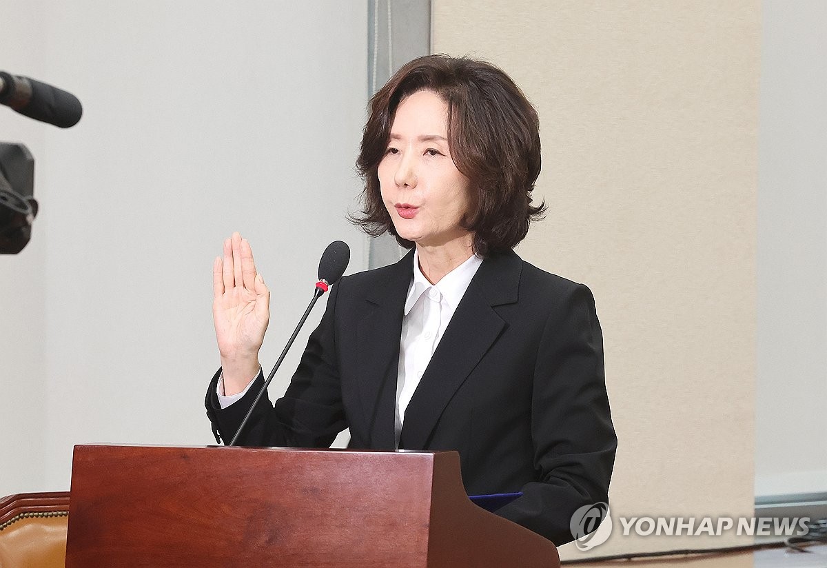 인사청문회에서 선서하는 후보자
