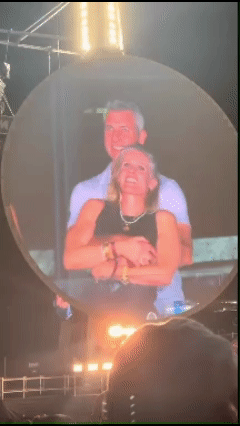 미국 테크기업 '아스트로노머'의 앤디 바이런 최고경영자(CEO)와 그의 불륜 상대인 인사 담당 최고책임자인 크리스틴 캐벗이 콘서트장에서 포옹하는 모습. <출처=엑스(X)>