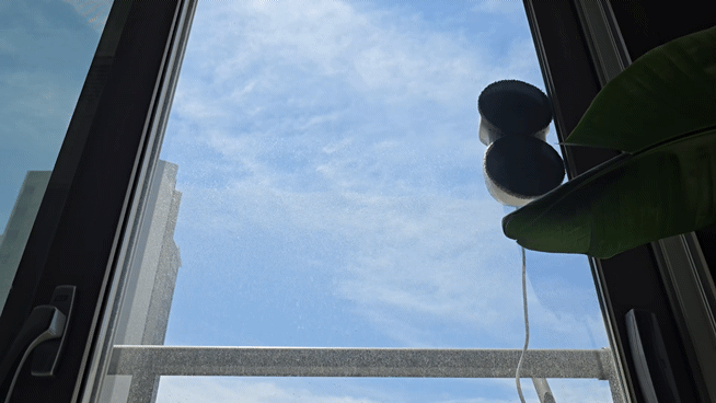 창문형 로봇청소기가 아파트 거실 외창을 닦는 모습.ⓒ임채현 기자