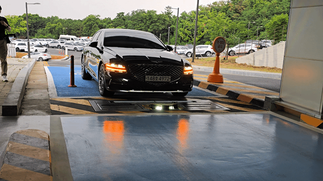차량이 '하부 스캔 장비'를 지나고 있다. [영상=김종성 기자]