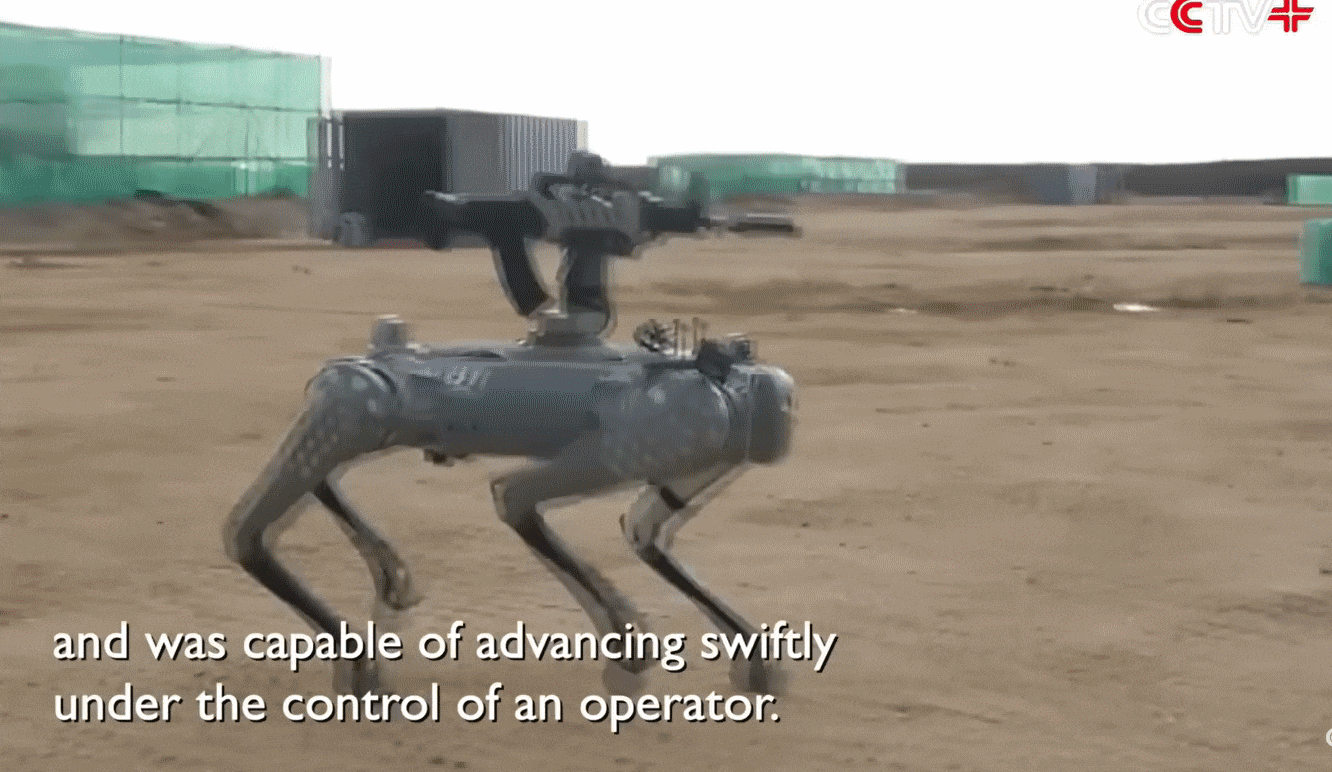 지난해 5월 캄보디아와의 훈련에서 등에 소총을 달고 걸어가며 총탄을 발사하는 중국 4족 보행 로봇. 영상 캡처
