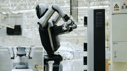 중국 유비테크 휴머노이드 로봇 워커 S2가 스스로 배터리를 교체하는 모습 (사진=유비테크 유튜브 캡처)