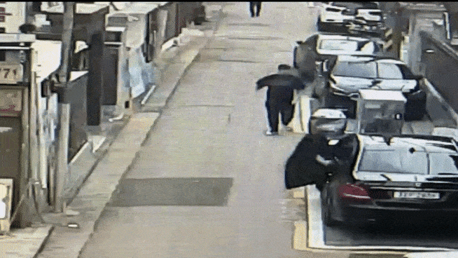 행동대장이 합숙소에 오자 하부조직원이 슬리퍼를 벗고 굴신경례하는 모습. [서울경찰청 제공]