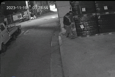 진성파 조직원 2명이 합숙소 인근 공터에서 흉기 사용을 연습하는 영상. 흉기를 생수통에 찔러넣고 있다. [서울경찰청 제공]