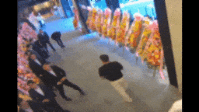 진성파 조직원들이 우호 조직의 행사에 동원돼 도열하고 인사하는 모습. [서울경찰청 제공]