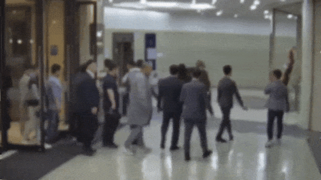 진성파 조직원 결혼식에서 조직원 십수 명이 위세를 과시하는 모습. [서울경찰청 제공]