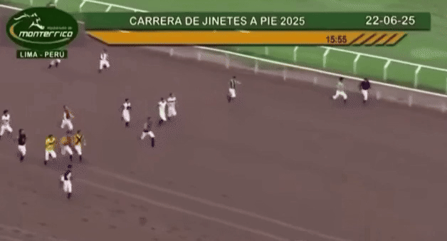 [뉴시스]페루 몬테리코TV(MonterricoTV)에서 6월 오후(현지시각) 몬테리코 경마장에서 말과 사람이 자리를 바꾸어 경주하는 자선 행사 장면을 방영 중이다. *재판매 및 DB 금지