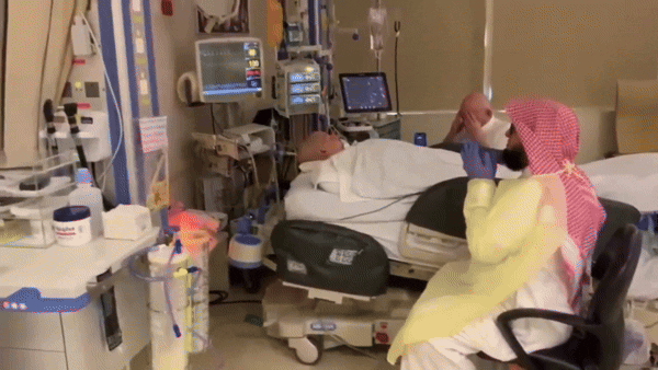 ‘잠자는 왕자’로 알려진 알 왈리드 빈 칼리드 빈 탈랄 알사우드(36) 사우디아라비아 왕자가 20년 혼수상태 끝에 19일(현지시간) 사망했다. 사진은 지난달 6일 아버지가 아들의 머리 맡에서 소생을 위한 기도를 올리는 모습. 2025.6.6 엑스