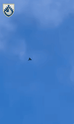 우크라이나 북부 상공에서 우크라이나 공군이 보낸 요격기가 러시아군의 샤헤드-136 공격 드론과 충돌하는 모습. 우크라이나 공군 사령부 페이스북 캡처