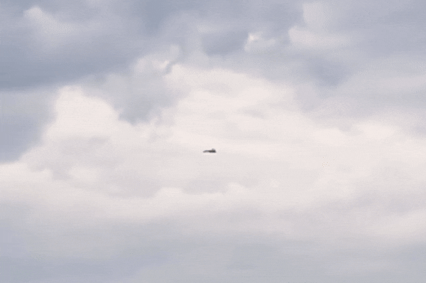 우크라이나 공군 수호이(Su)-27 전투기에서 AGM-88 함(HARM) 미사일을 발사하는 순간. 우크라이나 육군이 미그(Mi)-8 헬기를 타고 촬영한 사진. 2025.7.19 텔레그램