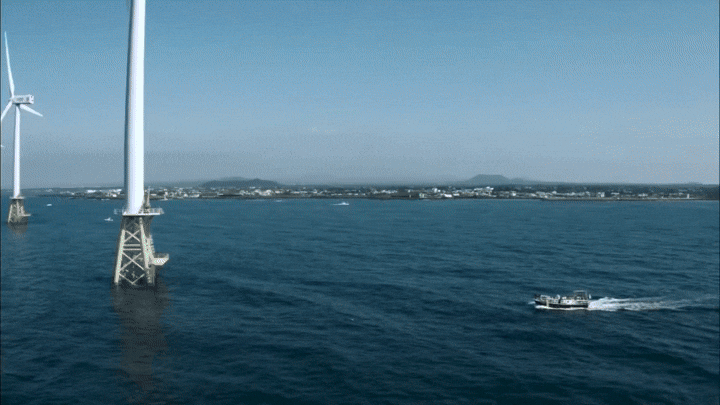 제주 탐라해상풍력단지의 바닷속 모습. 풍력터빈의 하부 구조물을 중심으로 많은 물고기들이 군락을 이루며 살아가고 있다. (자료: 〈당신을 위한 에너지 도슨트, 실감형 에너지 박물관〉)