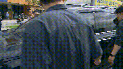 주민센터를 떠나는 김관영 도지사의 관용차랑을 막아서는 행렬