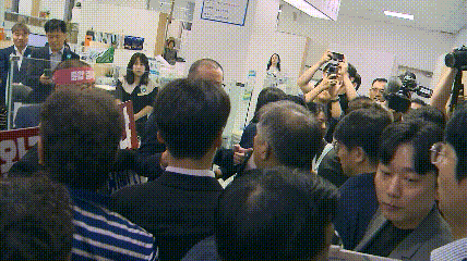 주민센터 창구 앞에서 이어지는 몸싸움