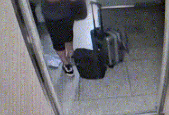 인천 송도에서 직접 제작한 총기로 아들을 살해한 60대 남성이 영장실질심사를 받기 위해 오늘(22일) 모습을 드러낼 예정인 가운데 범행 전 자신의 서울 집에서 커다란 짐가방을 챙겨 나가는 모습이 담긴 CCTV 영상이 공개됐다./사진=YTN