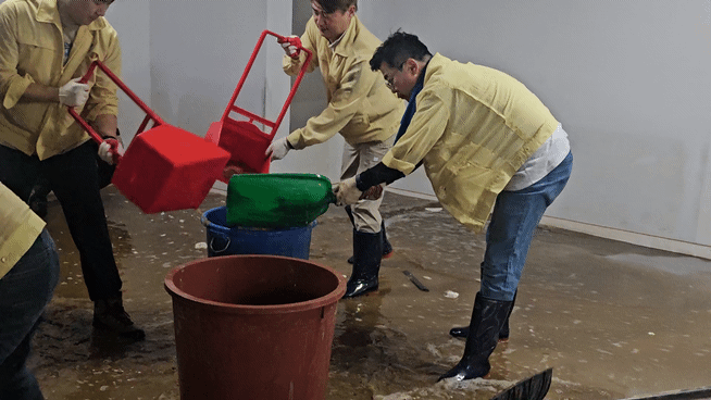 박찬대 더불어민주당 대표 후보가 지난 21일 광주 서구 한 가구점을 찾아 수해 복구 지원에 나섰다./영상=이승주 기자