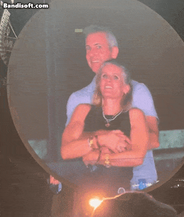 지난 16일(현지시간) 콜드플레이 콘서트 도중 중년 관객 불륜 들통 난 전광판 영상. 전광판이 이들 남녀를 비추자 여성이 화들짝 놀란 채 얼구를 가리며 몸을 돌리고 있다. [엑스(X·옛 트위터) 캡처]