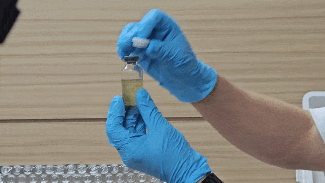 식약처 위해사범중앙조사단 수사관이 압수한 무허가 의약품을 설명하고 있다. 최은지 기자.