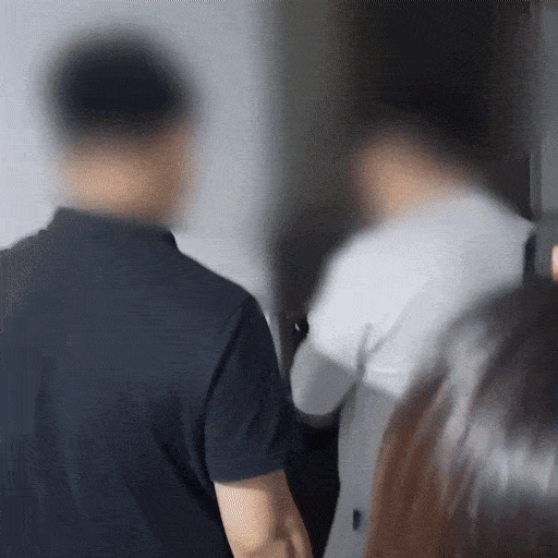 당근마켓에서 부동산 허위 매물을 올리고 피해자들을 속여 계약금을 편취한 피의자의 자택에 대한 압수수색을 하는 장면. [마포경찰서 제공]