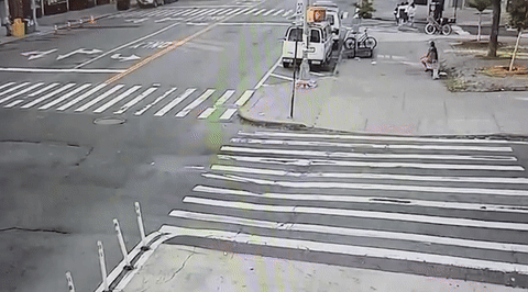 [뉴시스] 사고가 발생한 지난 19일 아침 뉴욕 맨해튼 바워리 스트리트와 캐널 스트리트 교차로의 모습. (영상=뉴욕포스트) 2025.7.22 *재판매 및 DB 금지