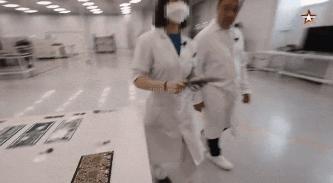 러시아 국방부가 최초로 공개한 드론 생산 공장 내부 영상에 미국산 픽업트럭(사진)이 등장한다는 주장이 제기됐다. 즈베즈다TV 제공 영상 캡처