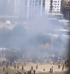 21일(현지시간) 낮 1시 30분쯤 방글라데시에서 공군 훈련기가 민간 학교 건물을 덮치는 사고가 발생해 어린이를 포함한 약 30명이 목숨을 잃었다.