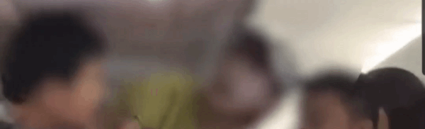 항공기 내에서 중국인 승객들 간 충돌이 발생했다. (웨이보 갈무리)