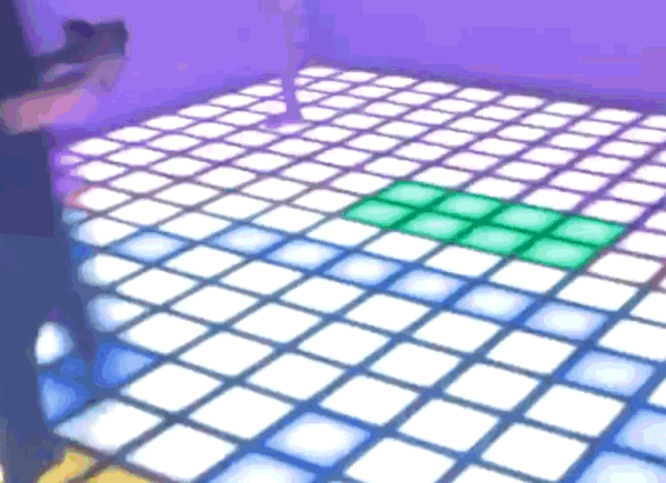 LED 발판 게임 플레이 모습. (업체 유튜브 홍보 영상 화면 갈무리) /뉴스1