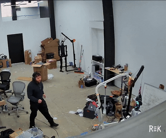 미국 스타트업 REK가 테스트 중이던 휴머노이드 로봇이 갑자기 팔다리를 휘두르는 모습이 영상에 포착됐다. (영상=엑스@cixliv)