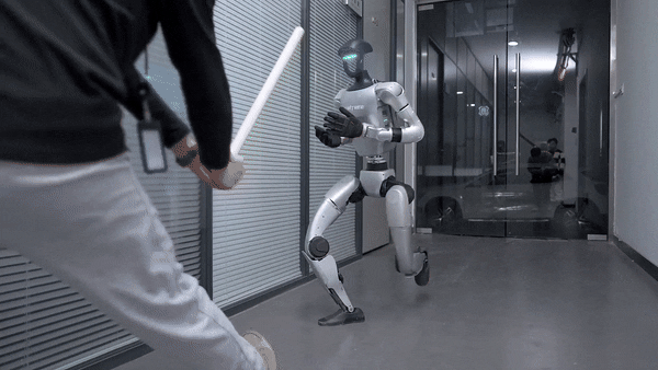 쿵푸 동작을 하며 회전 킥을 선보이는 유니트리의 G1 로봇 (출처=유니트리)