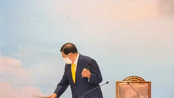 재판기간 내내 휠체어를 타고 다니던 신천지 이만희 교주가 집행유예 선고 다음날 신천지 행사에 참석해 걸어다니고 있다 .