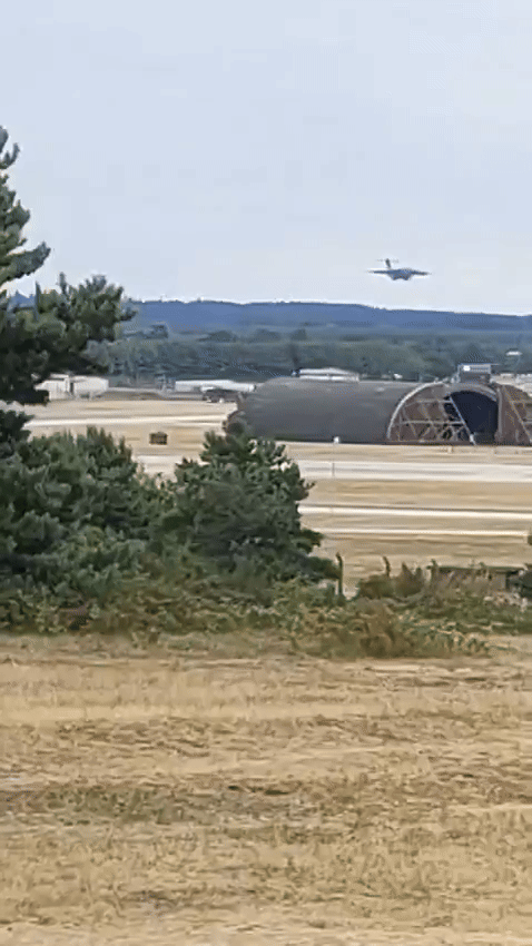 2025년 7월 17일(현지시간) 미국 커틀랜드 공군기지를 출발한 C-17A 수송기가 영국 레이컨히스 공군기지에 착륙하는 장면. 핵무기 운송 임무를 맡는 기종으로, 영국 기지에 전술핵이 재배치됐다는 정황 증거로 주목받고 있다. 출처=뉴크워치 UK 엑스