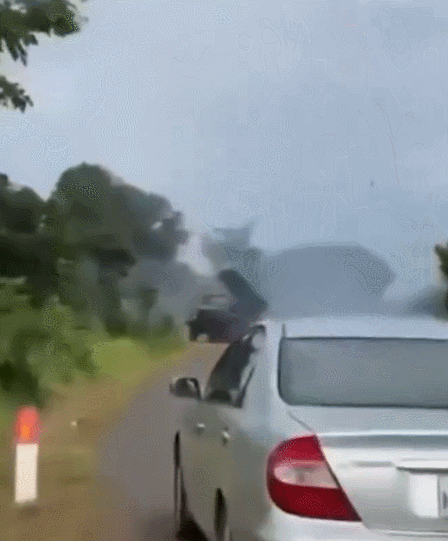 태국 영토쪽으로 로켓탄을 발사하는 캄보디아군 BM-21 다연장로켓. X(구 트위터) 캡처