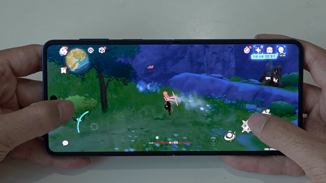 갤럭시 Z 플립7으로 게임 '원신'을 하는 모습. 사진=구자윤 기자