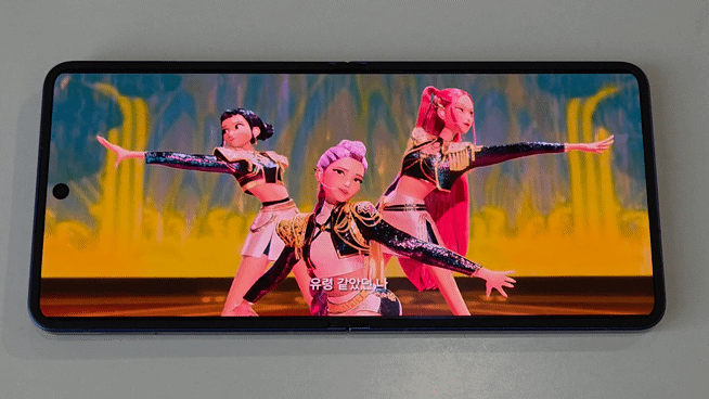 갤럭시 Z 플립7으로 넷플릭스 '케이팝 데몬 헌터스'를 보는 모습. 사진=구자윤 기자
