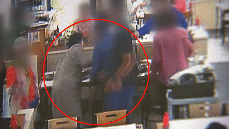 지난 20일 낮 제주도 서귀포시 서귀동 한 식당에서 점심 식사 중 기도가 막히며 쓰러진 70대 남성에게 한 여성 손님이 다가가 하임리히법을 실시하고 있다.