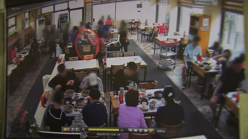 지난 20일 낮 제주도 서귀포시 서귀동 한 식당에서 점심을 먹던 70대 남성이 기도가 막히며 의식을 잃고 쓰러진 모습. 일행이 당황해하며 쓰러진 남성의 등을 두드리고 있다.