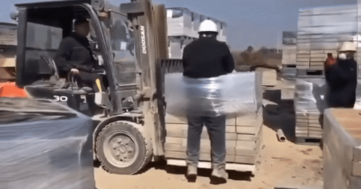 전남 나주의 한 벽돌공장에서 이주노동자가 비닐로 결박된 채 지게차로 들어 올려지는 모습. 광주전남이주노동자인권네트워크 제공