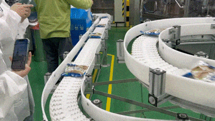 풀무원 음성 공장에서 완제품이 포장되어 컨베이어벨트를 통해 이동하는 모습. [변덕호 기자]