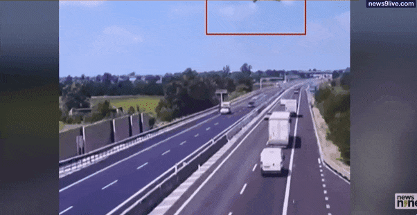 이탈리아 현지 시간으로 22일 북부 룸바르디아주(州) 브레시아에 있는 한 고속도로로 경비행기가 추락했다. CCTV 영상 캡처