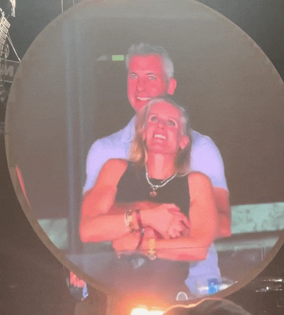 콜드플레이 공연 중 전광판에 포착된 앤디 바이런 아스트로노머 최고경영자(CEO)와 같은 회사 크리스틴 캐벗 최고인사책임자(CPO) 모습 (영상=온라인 캡처)