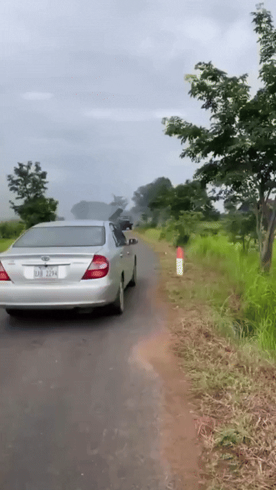 국경 문제로 갈등 중인 태국과 캄보디아는 24일(현지시간) 접경 지역에서 교전을 벌였다. 캄보디아는 러시아산 BM-21 다연장로켓포 등 중화기를 동원해 민간 지역까지 겨냥했고, 태국은 F-16 전투기 6대를 출격시켜 캄보디아군 지상 목표물을 공격하며 맞대응했다. 양국 간 모든 국경 검문소는 폐쇄됐다. 사진은 이날 로켓포를 발사하는 캄보디아군. 2025.7.24 엑스
