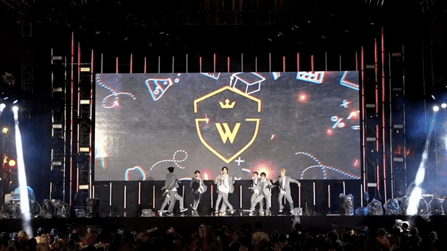 베트남 수도 하노이 통일공원의 티엔꽝호수(Thien Quang)를 둘러싸고 있는 쩐년똥(Tran Nhan Tong) 도보거리 특설무대에서 지난 20일(현지시간) 열린 ‘K팝 커버댄스 페스티벌 인 베트남’에서 우승을 차지한 ‘더블유 유닛(W-UNIT)’이 K팝 톱아이돌 에이티즈(ATEEZ)의 ‘멋(The Real)’에 맞춰 퍼포먼스를 선보이는 모습. 주베트남 한국문화원 제공