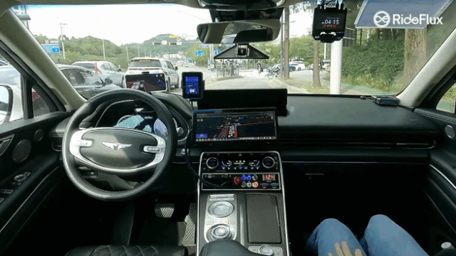 운전석을 비운 라이드플럭스의 자율주행차. 이 차는 횡단보도 앞에서 서서히 정지한 뒤 사람들이 다 건널 때까지 기다린다. 라이드플럭스 유튜브 캡처