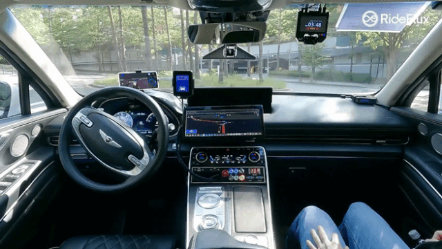 라이드플럭스의 자율주행차가 회전교차로를 주행한 뒤 정차 중인 차를 피해 차선 변경을 하고 있다. 라이드플럭스 유튜브 캡처