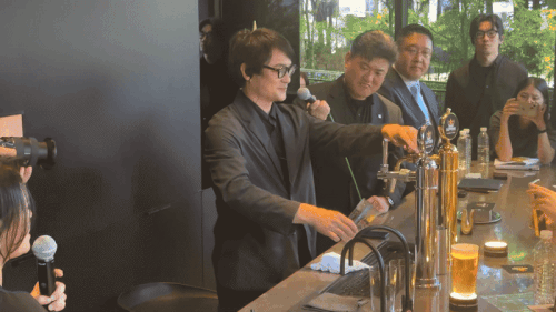 서울 성수동에 위치한 ‘삿포로 프리미엄 비어스탠드’에서 탭퍼가 클래식 푸어 방식으로 맥주를 따르고 있다. 윤우열 기자 cloudancer@donga.com