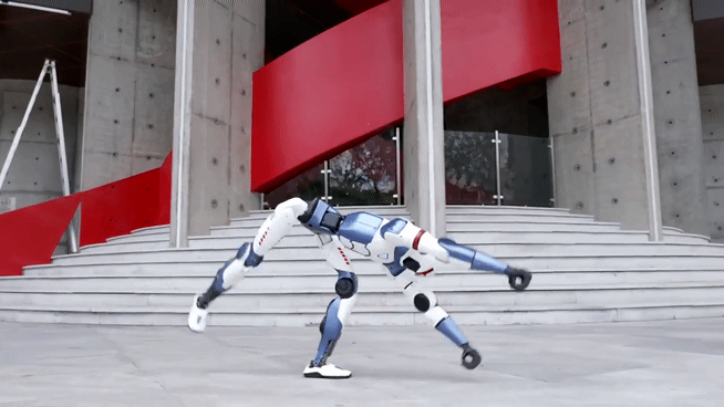 중국 유니트리가 25일 공개한 휴머노이드 로봇 'R1'이 풍차돌리기를 하는 모습. [사진=유니트리 공식 유튜브 채널]