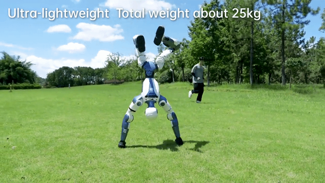 중국 유니트리가 25일 공개한 휴머노이드 로봇 'R1'이 물구나무를 선 채로 이동하는 모습. [사진=유니트리 공식 유튜브 채널]