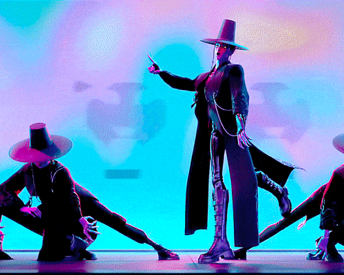 두루마기에 워커, 갓으로 세상을 호령한 사자 보이즈 덕에 한복에 관한 관심이 높아진 지금, 우리는 거대한 파도를 즐기며 그저 열심히 노를 저을 뿐이다. 넷플릭스는 지금 당장 생츄어리 갓끈 애비를 살려내라. 팬들이 데뷔일도 아니고 제삿날 챙기는 게 말이 되나. [사진 출처=넷플릭스]