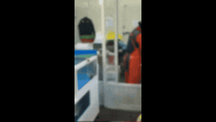 종로의 한 전통시장 상인이 판매용 해산물 상자 옆에서 양치를 하는 모습. [영상 출처 = 인스타그램]