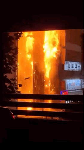 지난 25일 오후 11시쯤 인천시 구월동의 지상 6층짜리 대형 상가에서 화재가 발생했다./사진=뉴스1(독자 제공)